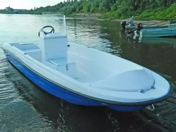 Стеклопластиковая лодка Пингвин с консолью (тримаран) в Петропавловске-Камчатском