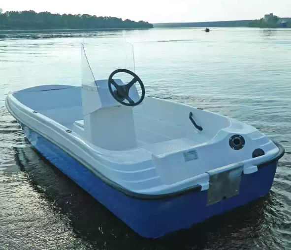 Стеклопластиковая лодка Пингвин с консолью (тримаран) в Петропавловске-Камчатском