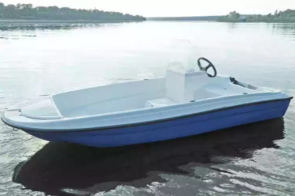 Стеклопластиковая лодка Пингвин с консолью (тримаран) в Петропавловске-Камчатском