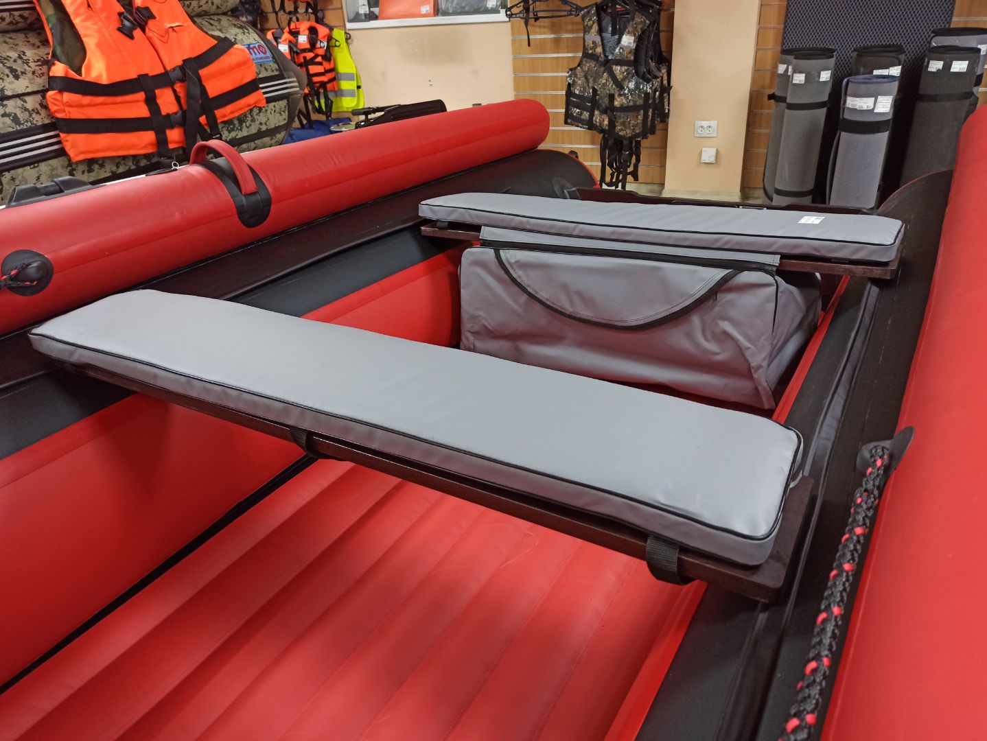 КОМПЛЕКТ МЯГКИХ НАКЛАДОК С СУМКОЙ ДЛЯ ЛОДОК 90Х20 СЕРЫЙ в Петропавловске-Камчатском