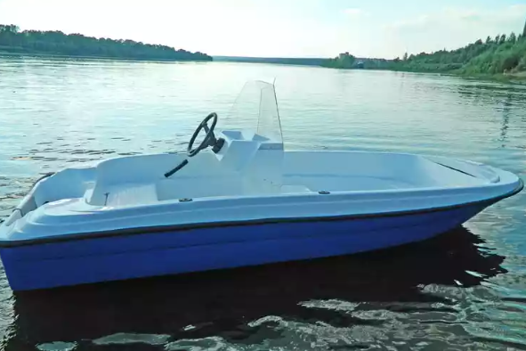 Стеклопластиковая лодка Пингвин с консолью (тримаран) в Петропавловске-Камчатском