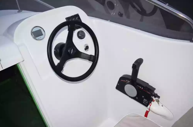 Стеклопластиковый катер Neman-530 с каютой в Петропавловске-Камчатском