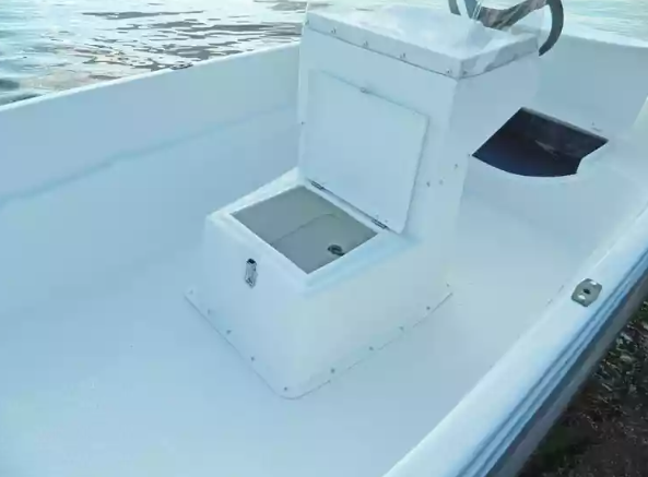 Стеклопластиковая лодка Пингвин с консолью (тримаран) в Петропавловске-Камчатском