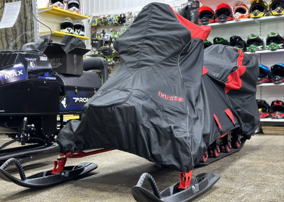 Чехол транспорт. снегохода IKUDZO HUNTER черно-красный Оксфорд ПРЕМИУМ качества с лого IKUDZO в Петропавловске-Камчатском