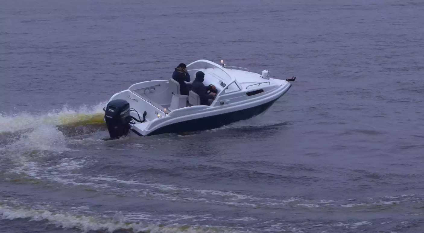 Стеклопластиковый катер Neman-550 с каютой в Петропавловске-Камчатском